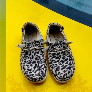 Size 7 hey dude shoes